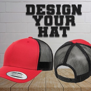 Puede incluir: Gorra de camionero roja y negra con malla en la parte posterior. La gorra tiene una visera plana y un cierre a presi&oacute;n. El texto "DESIGN YOUR HAT" es visible en el fondo.