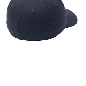 Pode incluir: Um bon&eacute; de beisebol azul marinho com aba curva. O bon&eacute; &eacute; feito de um tecido macio e confort&aacute;vel.