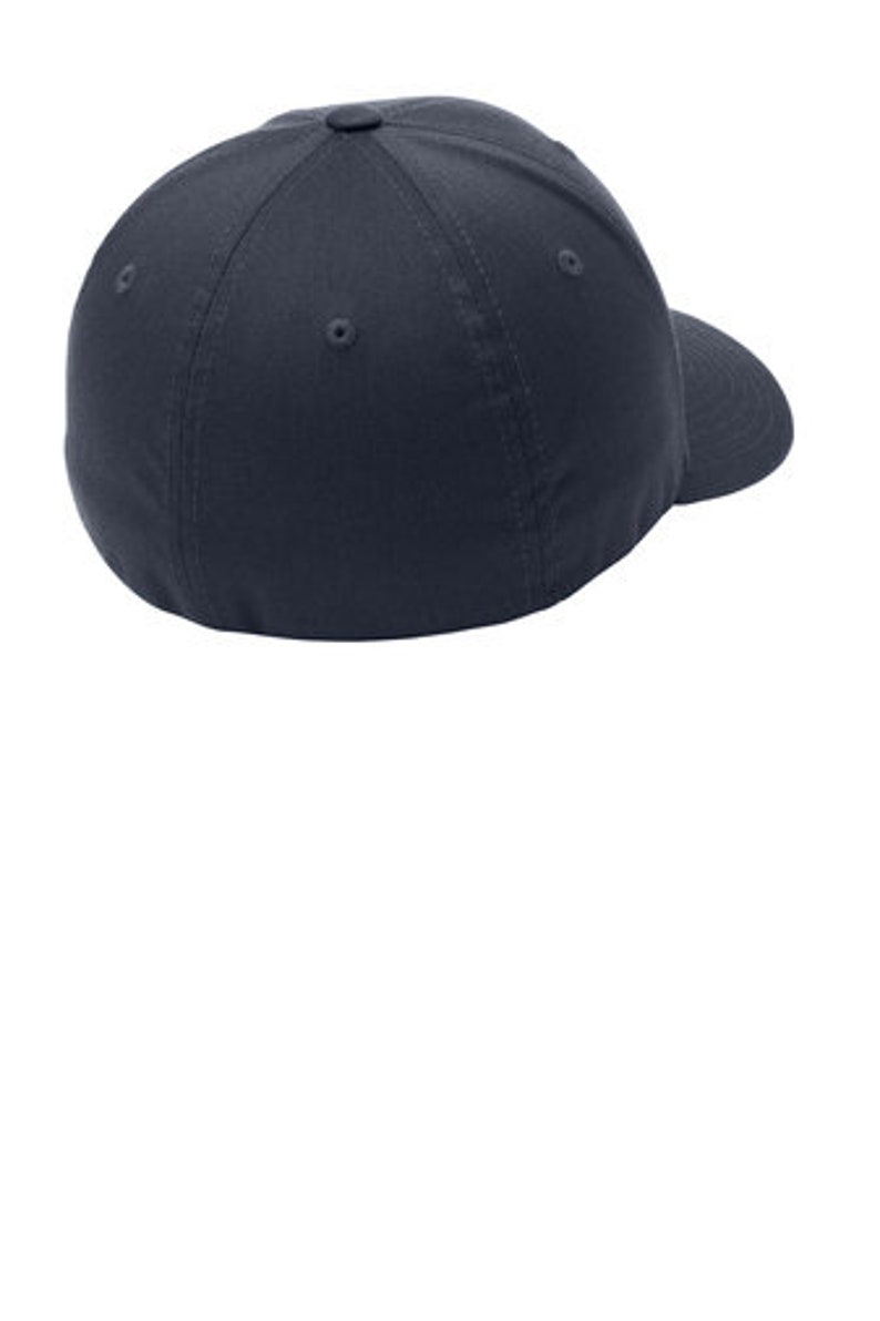 Pode incluir: Um bon&eacute; de beisebol azul marinho com aba curva. O bon&eacute; &eacute; feito de um tecido macio e confort&aacute;vel.
