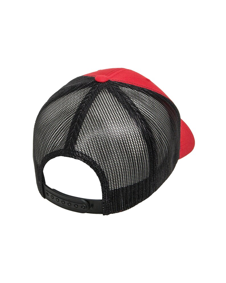 Puede incluir: Una gorra de camionero roja y negra con la parte trasera de malla. La gorra tiene una correa ajustable negra.
