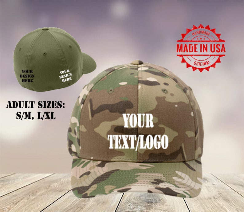 Pode incluir: Um bon&eacute; de beisebol camuflado com o texto "YOUR TEXT/LOGO" em branco. O bon&eacute; est&aacute; dispon&iacute;vel nos tamanhos adulto S/M, L/XL. O bon&eacute; &eacute; feito &agrave; m&atilde;o nos Estados Unidos.
