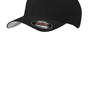 Pode incluir: Um bon&eacute; de beisebol preto ajustado com aba curva. O bon&eacute; tem uma parte inferior branca e uma correia preta ajust&aacute;vel.