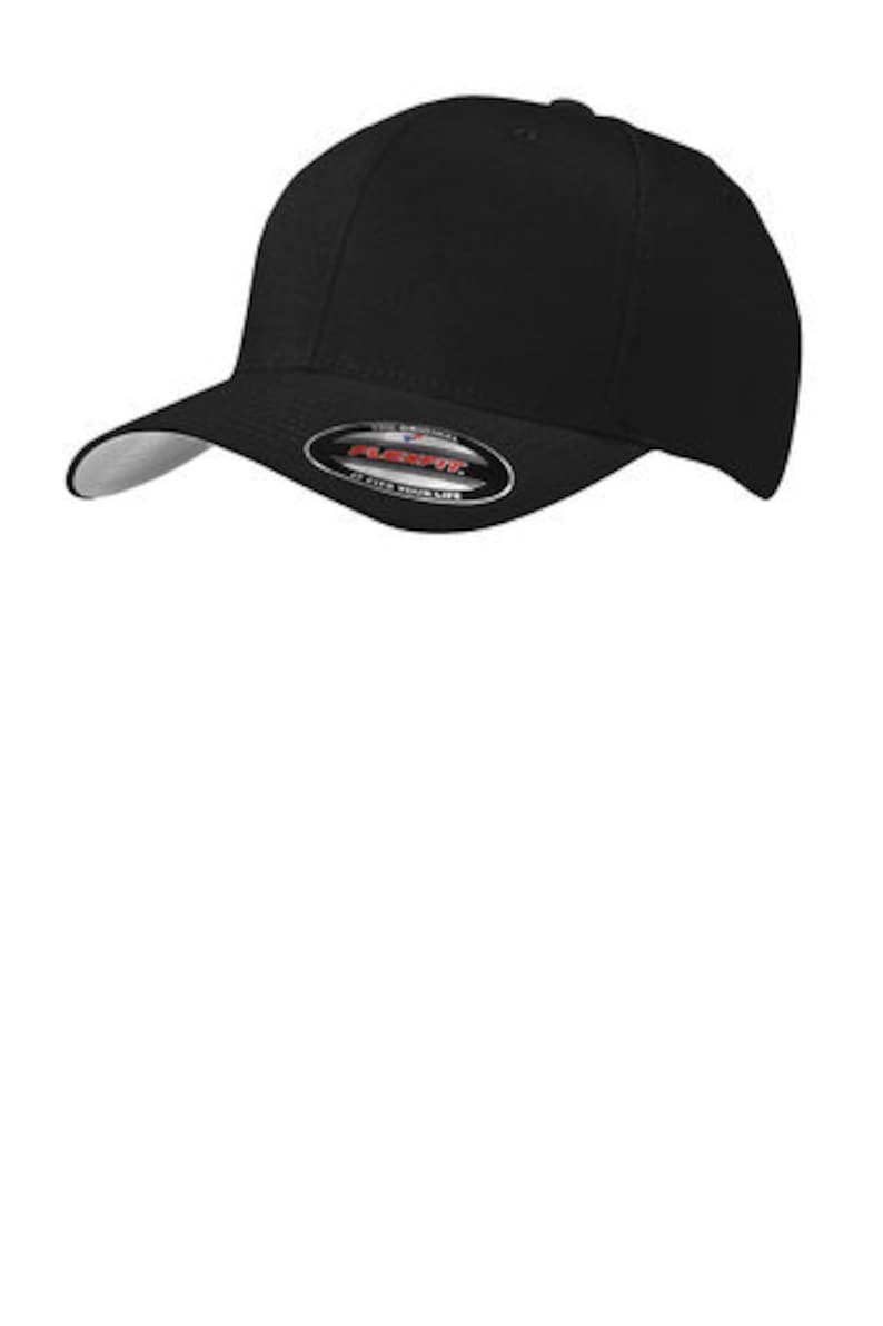 Pode incluir: Um bon&eacute; de beisebol preto ajustado com aba curva. O bon&eacute; tem uma parte inferior branca e uma correia preta ajust&aacute;vel.
