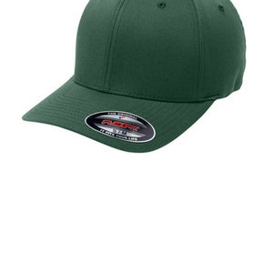Pode incluir: Um bon&eacute; de beisebol verde escuro ajustado com aba curva. O bon&eacute; tem um logotipo preto e branco na frente que diz "Flexfit, The Original Fitted, It Fits Your Life."