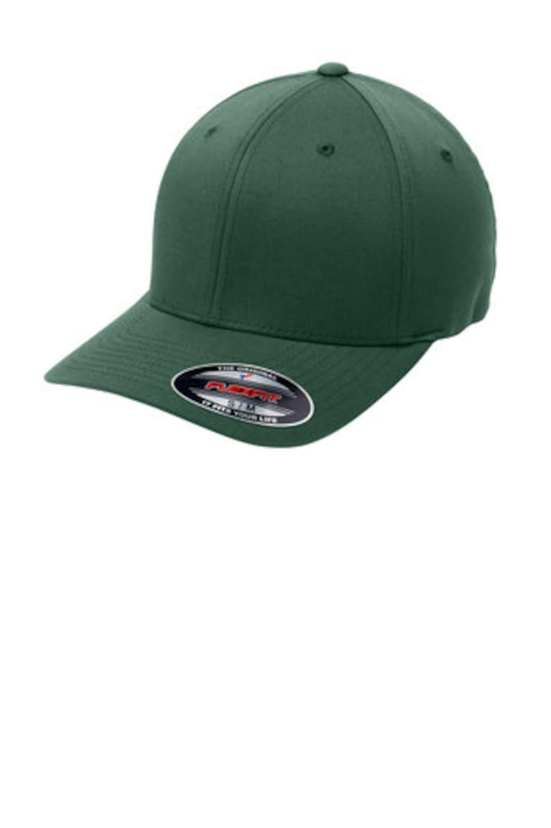 Pode incluir: Um bon&eacute; de beisebol verde escuro ajustado com aba curva. O bon&eacute; tem um logotipo preto e branco na frente que diz "Flexfit, The Original Fitted, It Fits Your Life."