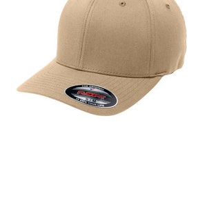 Pode incluir: Um bon&eacute; de beisebol cor c&aacute;qui com aba curva e um logotipo preto e branco que diz "Flexfit, The Original Fitted, It Fits Your Life".