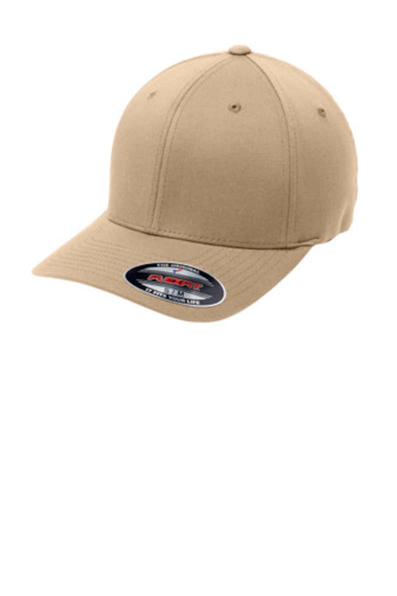 Pode incluir: Um bon&eacute; de beisebol cor c&aacute;qui com aba curva e um logotipo preto e branco que diz "Flexfit, The Original Fitted, It Fits Your Life".