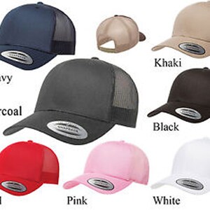 Puede incluir: Un conjunto de diez gorras de camionero en varios colores, incluyendo azul marino, carb&oacute;n, caqui, negro, rojo, rosa y blanco. Las gorras tienen una parte trasera de malla y un panel frontal s&oacute;lido.