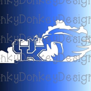 Peut inclure: Une silhouette blanche de l'état du Kentucky avec un logo "UK" bleu et blanc à l'intérieur. La silhouette est remplie d'un dégradé bleu et blanc.