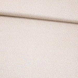 Puede incluir: Tela beige con un sutil patr&oacute;n de peque&ntilde;os puntos blancos irregulares. La tela est&aacute; doblada, mostrando una ligera textura y variaci&oacute;n de color. La apariencia general es suave y neutra, adecuada para varios proyectos de costura.