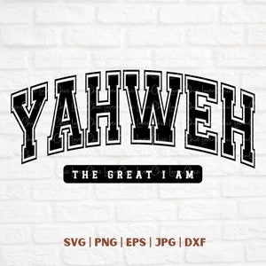 Puede incluir: Diseño gráfico en blanco y negro con la palabra "YAHWEH" en una fuente grande y en negrita con un contorno blanco. El texto está arqueado y tiene un estilo universitario vintage. Debajo de la palabra "YAHWEH" está el texto "THE GREAT I AM".
