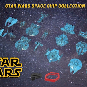 Op de afbeelding: Een verzameling blauwe Star Wars ruimteschipmodellen tegen een zwarte sterrenhemel. De modellen omvatten de Millennium Falcon, X-Wing, TIE Fighter en meer. De tekst "STAR WARS" wordt weergegeven in gele letters.