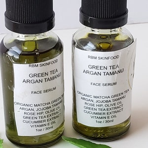 Puede incluir: Dos botellas de vidrio de suero facial de t&eacute; verde y tamanu de arg&aacute;n. Las botellas est&aacute;n etiquetadas con los ingredientes: t&eacute; verde matcha org&aacute;nico, arg&aacute;n, jojoba tamanu, rosa mosqueta, aceite de oliva, extracto de t&eacute; verde, extracto de pepino, aceite de vitamina E. Cada botella es de 1 onza o 30 mililitros.