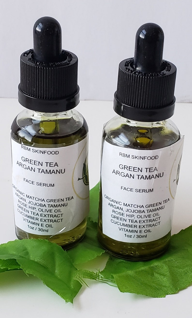 Puede incluir: Dos frascos de 30 ml de suero facial de t&eacute; verde, arg&aacute;n y tamanu. Los frascos son de vidrio transparente con goteros negros y etiquetas blancas. Las etiquetas tienen el texto "RBM SkinFood", "Green Tea Argan Tamanu", "Face Serum", y una lista de ingredientes que incluyen t&eacute; verde matcha, arg&aacute;n, tamanu de jojoba, rosa mosqueta, aceite de oliva, extracto de t&eacute; verde, extracto de pepino y vitamina E.
