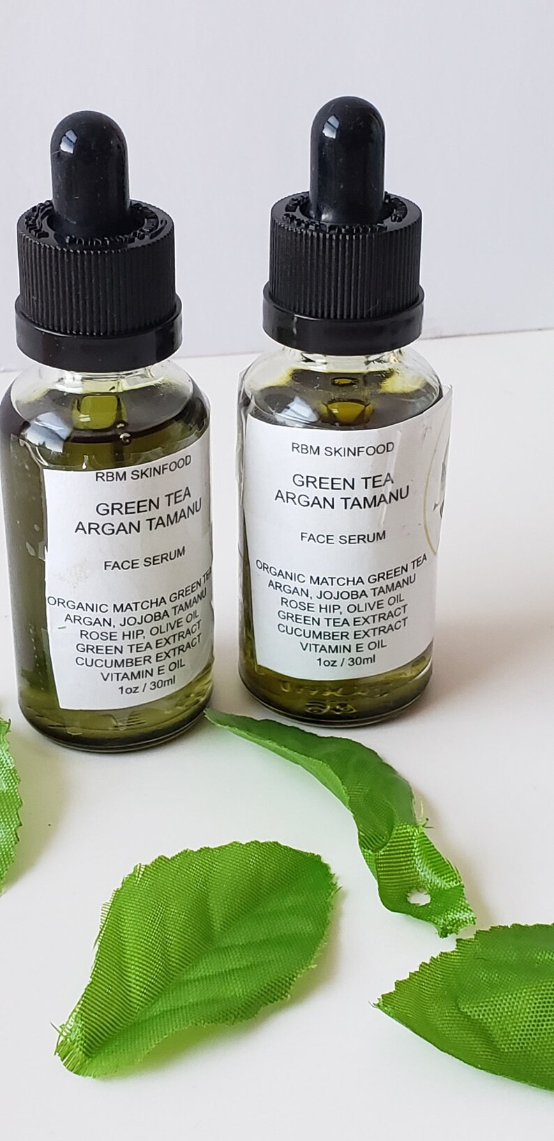 Puede incluir: Dos botellas de vidrio de suero facial de t&eacute; verde y tamanu de arg&aacute;n. Las botellas est&aacute;n etiquetadas con los ingredientes: t&eacute; verde matcha org&aacute;nico, arg&aacute;n, jojoba tamanu, rosa mosqueta, aceite de oliva, extracto de t&eacute; verde, extracto de pepino, aceite de vitamina E. Cada botella es de 1 onza o 30 mililitros.