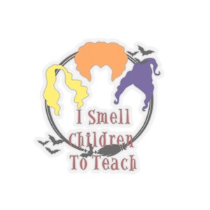 Peut inclure: Un autocollant rond avec un fond blanc et une bordure circulaire noire. À l'intérieur du cercle se trouvent trois sorcières aux cheveux violets, orange et jaunes. Le texte "I Smell Children To Teach" est écrit en rouge sous les sorcières.