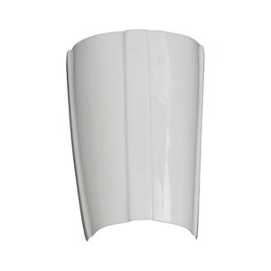 Puede incluir: Un objeto blanco, brillante y curvado con estrías verticales. El objeto tiene una superficie lisa y reflectante y una base redondeada. El diseño es simétrico y parece estar hecho de un material duro.