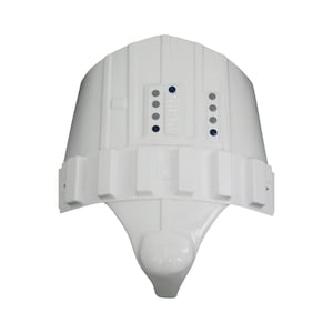Puede incluir: Un casco de plástico blanco con un diseño distintivo, con detalles rectangulares y circulares. El casco tiene un acabado liso y brillante, probablemente una pieza de disfraz o un objeto de colección.