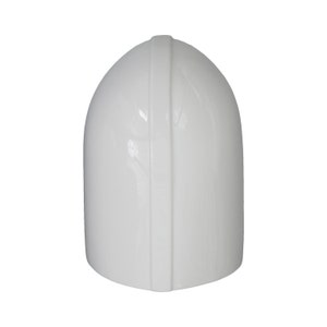 Puede incluir: Un objeto blanco brillante en forma de casco con una cresta vertical en el centro. La superficie lisa refleja la luz, resaltando la forma redondeada. El objeto parece estar hecho de un material duro y duradero.