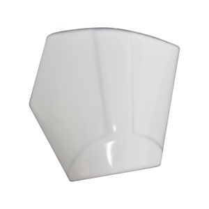 Puede incluir: Un objeto blanco de forma geométrica con un acabado brillante. El objeto tiene un diseño angular único con una base curva y una parte superior ligeramente más ancha. La forma general recuerda a un recipiente estilizado o un elemento arquitectónico.