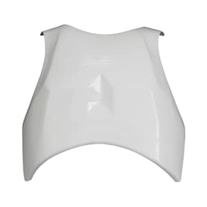 Puede incluir: Un protector de pecho de plástico moldeado blanco con un borde inferior curvo y un diseño central angular en relieve. La parte superior tiene dos pequeñas extensiones curvas. La superficie es brillante y reflectante.