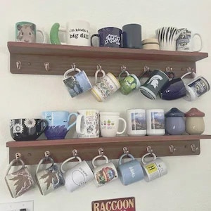 Estante para 20 tazas de café con estante de 4" o 5" / Estante para tazas de cocina rústica / Estante para tazas personalizable / Estante para tazas de cafetería / Estante para tazas rústico / Exhibidor de tazas