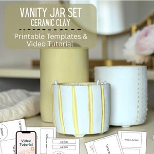 Puede incluir: Juego de botes de cerámica para tocador en blanco y amarillo. Un bote presenta rayas verticales amarillas, otro un patrón de puntos. La imagen incluye el texto "VANITY JAR SET CERAMIC CLAY Printable Templates & Video Tutorial". Ideal para el baño.