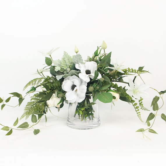 Bouquet De Fausse Anémone Blanche Fleur Et Feuille Verte Avec Vase En Verre