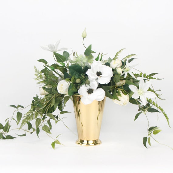 Luxe Anémone Blanche Fleur Et Feuille Verte Bouquet Avec Vase En Métal Doré