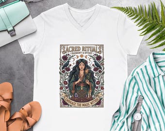 Camiseta Diosa Celestial: Altar místico, ilustración de cuervo - Estilo brujo