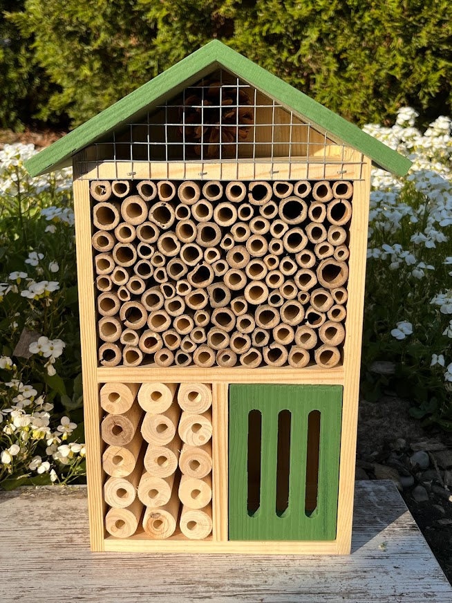 Sunny Pollinator Hotel Mehrzimmerhaus - Blattschneider &amp; Mauerbienen Insektenhabitat Einheimische Gärten Bio-Garten Gärtner Natur Geschenk