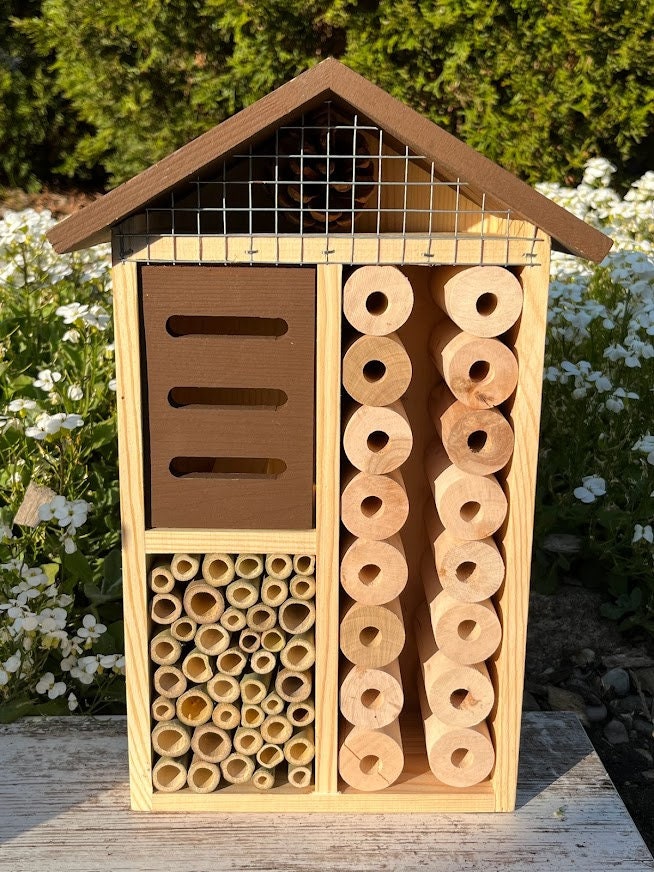 Sunny Pollinator Hotel Mehrzimmerhaus - Blattschneider &amp; Mauerbienen Insektenhabitat Einheimische Gärten Bio-Garten Gärtner Natur Geschenk