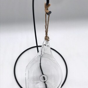 Puede incluir: Un juego de tres tazas de cer&aacute;mica con un acabado mate moteado. Las tazas son de color crema, gris claro y gris oscuro. Cada taza tiene un dise&ntilde;o simple y minimalista y un asa redondeada.