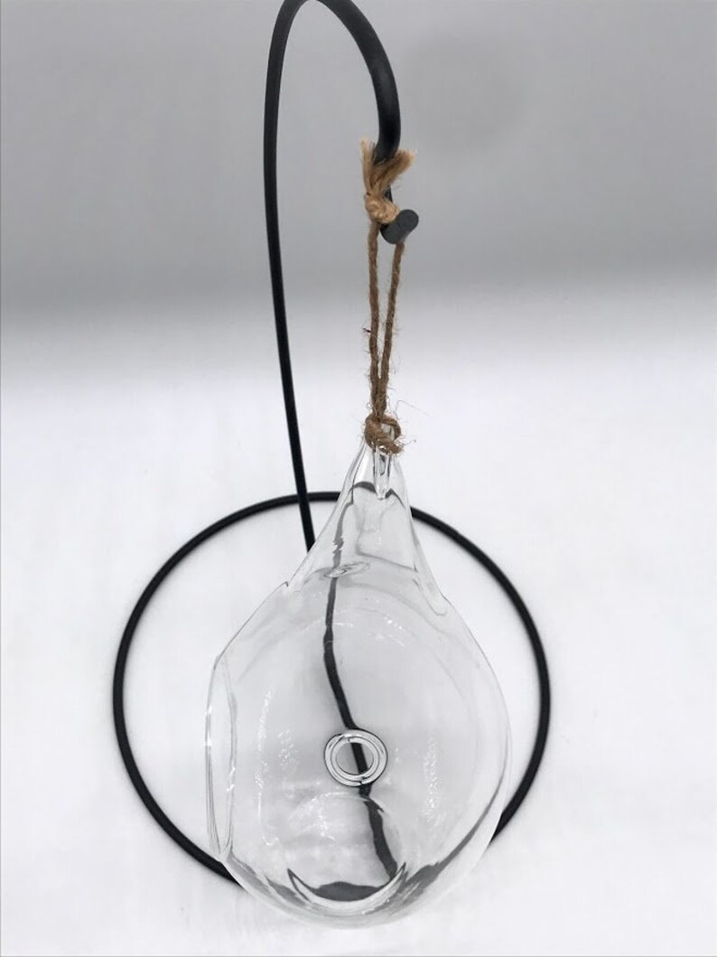 Puede incluir: Un juego de tres tazas de cer&aacute;mica con un acabado mate moteado. Las tazas son de color crema, gris claro y gris oscuro. Cada taza tiene un dise&ntilde;o simple y minimalista y un asa redondeada.