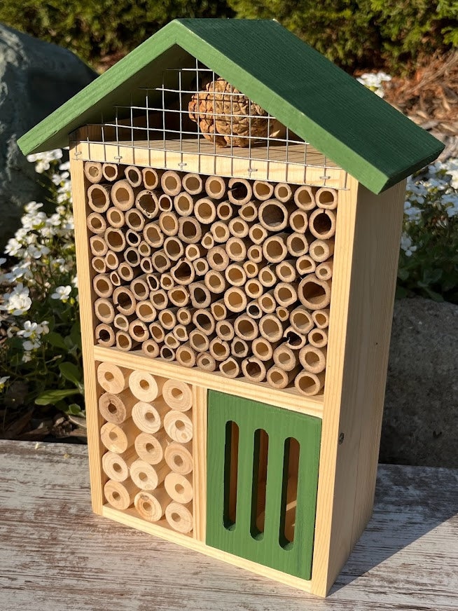 Sunny Pollinator Hotel Mehrzimmerhaus - Blattschneider &amp; Mauerbienen Insektenhabitat Einheimische Gärten Bio-Garten Gärtner Natur Geschenk