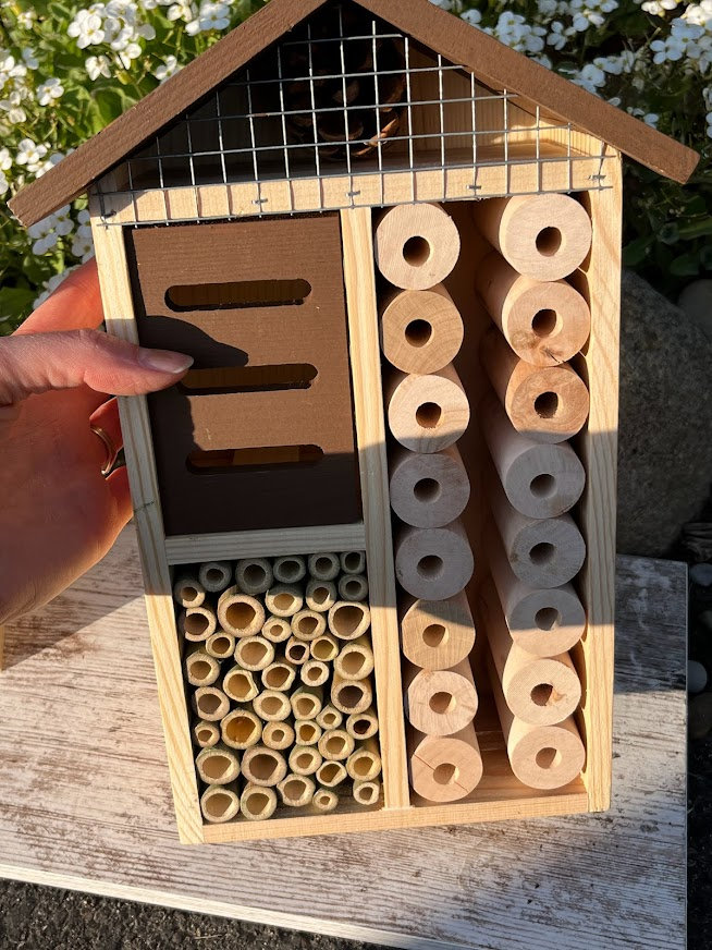 Sunny Pollinator Hotel Mehrzimmerhaus - Blattschneider &amp; Mauerbienen Insektenhabitat Einheimische Gärten Bio-Garten Gärtner Natur Geschenk