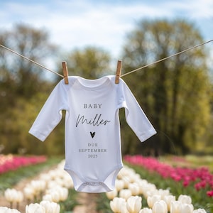 Frühlingstulpe Schwangerschaftsankündigung, Feld, Blume, digitale neutrale Baby offenbaren Vorlage, Body-Anzug, Frühling, in den sozialen Medien teilen