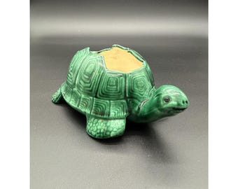 Vaso vintage in ceramica verde a forma di tartaruga, 4 x 6,5 pollici, firmato MW. Bellissimi dettagli!