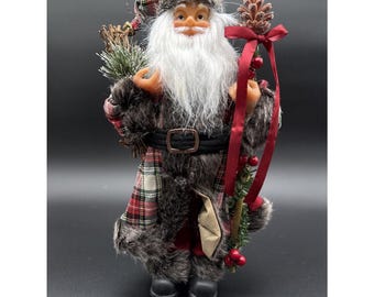 Jultomten i skogen står mysig rutig med pälskant och bär kvistar 30 cm