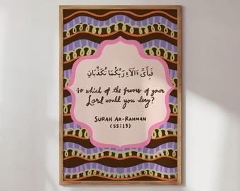 Può includere: Stampa artistica incorniciata con una citazione della Sura Ar-Rahman in arabo e inglese. L'opera d'arte ha una cornice in legno marrone e un design centrale rosa e bianco. Lo sfondo presenta un motivo ripetuto di viola, marrone e arancione.