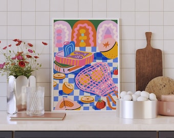 Może przedstawiać: Kolorowa ilustracja sceny kuchennej z niebiesko-różową szachownicą na podłodze, różową siatką wypełnioną pomarańczami, niebiesko-białym pudełkiem z czerwoną pokrywką i różowo-białą paskowaną ścianą.