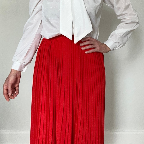 70s 80s fiery red full pleat skirt / Minimalist accordion fan high waist Chaus midi / Tagged vintage size 8 - Fits modern small measures 26W