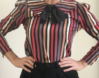 Blusa a righe con fiocco e colletto da pellegrino vintage edoardiano, stile country anni '80, spalle a sbuffo lucide, sofisticata. Vestibilità da donna piccola media.