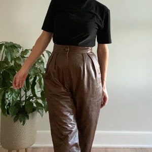 Vintage genuine leather trousers Brown 80s 90s high waist pleated lined tapered womens pants Marked 8 USA / Moden 26 27 W size 4/5 USA