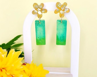 Pendientes florales de nácar y resina - Pendientes coloridos en verde y dorado - Hechos a mano en Francia - Regalo para el Día de la Madre
