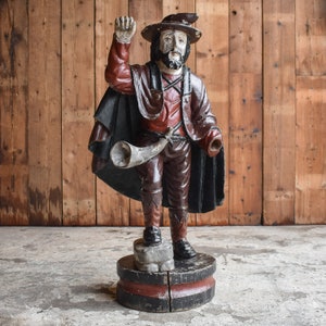 Statua antica in legno intagliato francese dei primi anni del 1900, scultura, figura di cacciatore, uomo, gnomo, baule, capanna, lodge, ranch, caverna, bar, caffetteria, arredamento