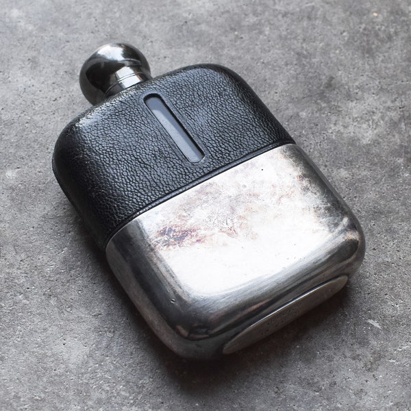 Antique vintage années 30 années 1930 Britannique Anglais Argent Hip Flask Bouteille Cantine Flacon Field Gear Randonnée Chasse Mens Cadeau Décor Cuir Noir