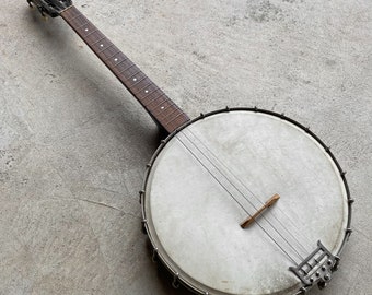 Ancien instrument de banjo ténor vintage des années 30 des années 30, cabine de luthier, décor blues, musique folk