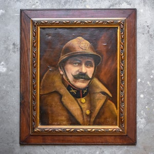 Antyczny obraz olejny z lat 20. XX wieku Portret żołnierza belgijskiego w I wojnie światowej Mundur hełm wąsy fryzjer jaskinia mężczyzny wystrój drewniana złota rama