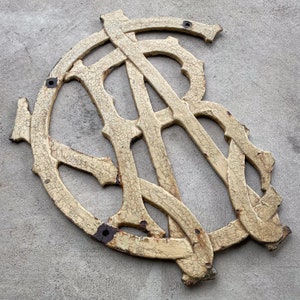 Antikes Vintage 19.Jahrhundert 1800s geschmiedetes geschmiedetes Stahleisen-Logo-Schild Industrielles rustikales Design Buchstaben Dekor Rost Patina Black Smith